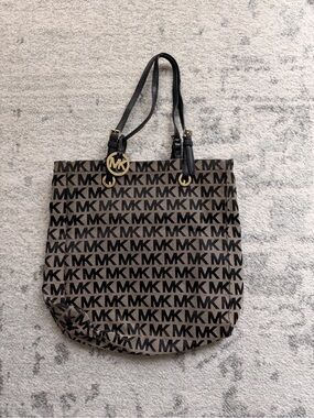 Michael Kors Jet Set Tote Bag
